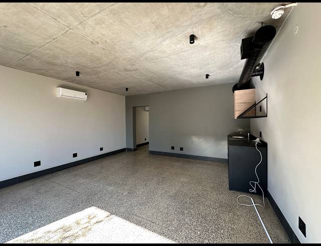 23M² OFFICE TO LET IN ROOIHUISKRAAL NORTH